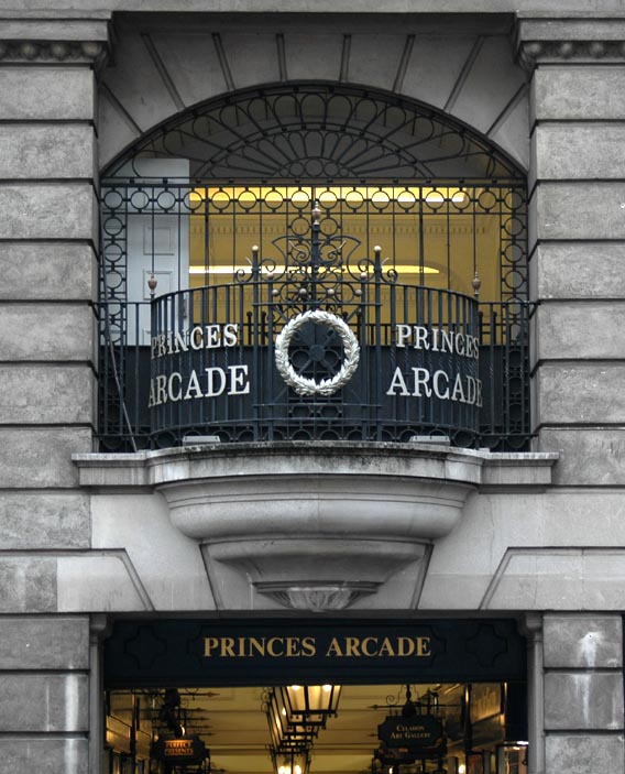 Entrada a la Sala de los Príncipes [The A la Sala de los Príncipes Arcade]