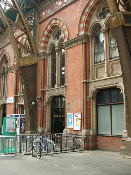 Station wall with beam supporting the train shed