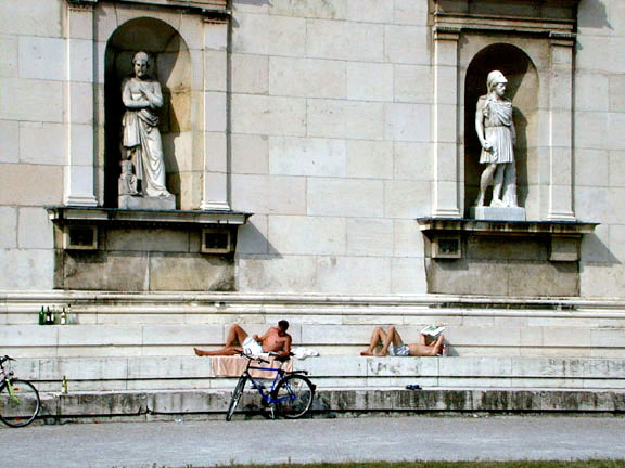 People and Statues, Munich