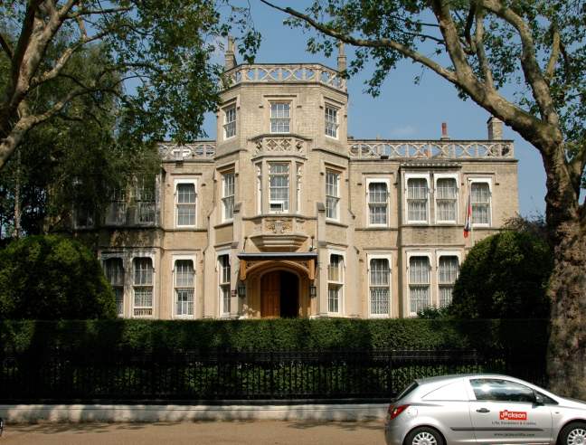 Building at the corner of Bayswater and Palace Court<