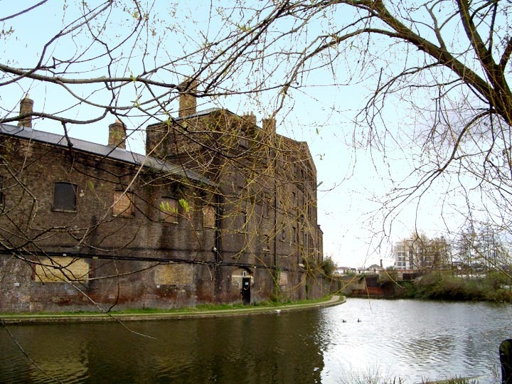 >Derelict Warehouse beside the Regent's Canal, London