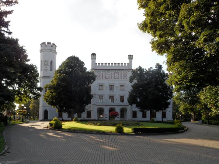 The neo-Gothic palace in Starawies